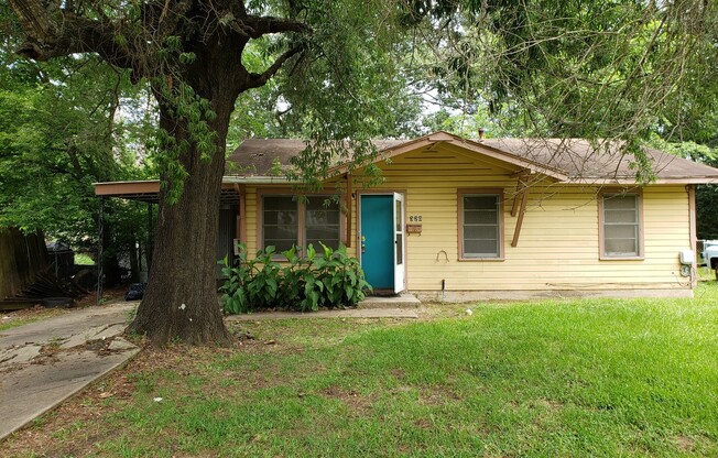 Cozy home with large living and dining area!