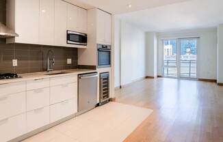 439 W 37 ST