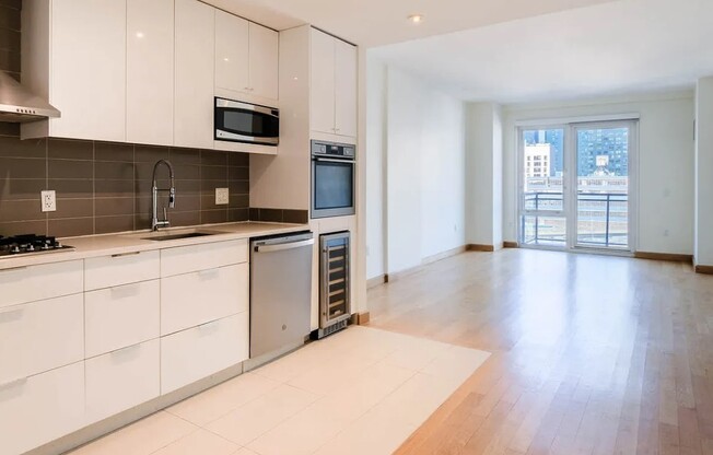 439 W 37 ST