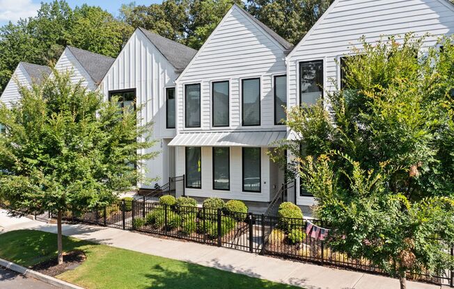 Stunning Townhouse in Downtown Woodstock!