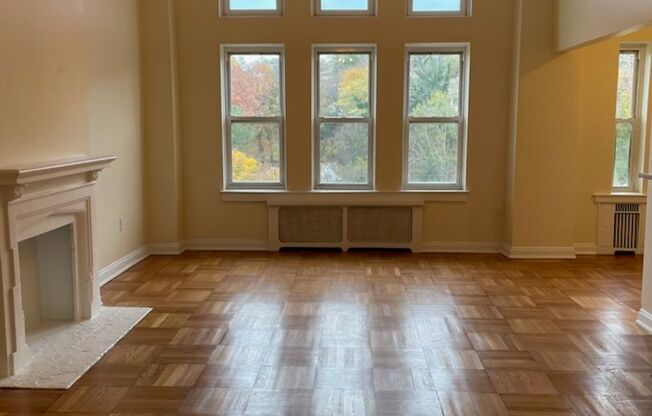 1 bed, 1 bath, 768 sqft, $2,450, Unit Royal York 1106