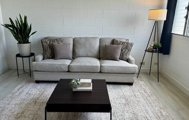 Upgraded Fully Furnished Condo w/ Assigned Parking Near H1 and Queen Medical