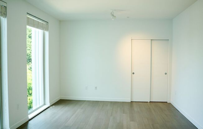Contemporary Cool 3rd Floor Studio w/Premium Finishes!