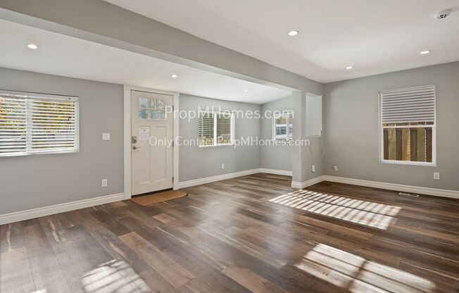 Spacious and Bright Four Bedroom Home in Powellhurst-Gilbert!