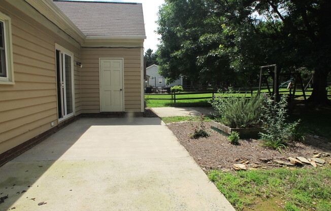 4 beds, 2.5 baths, $2,095