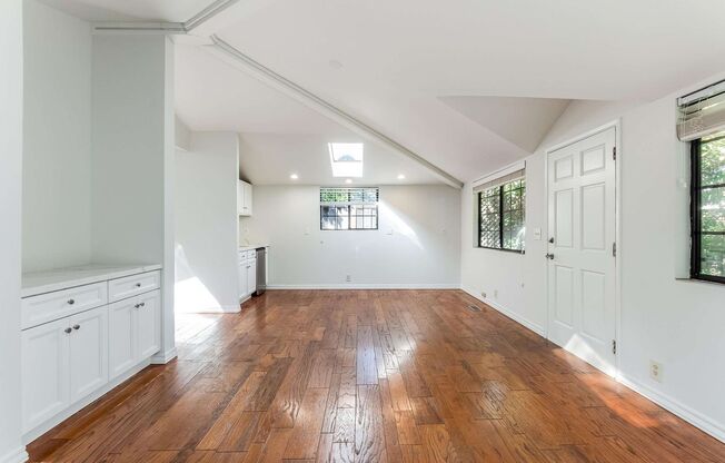 Spacious 1 Bed 1 Bath Cottage Close to Stanford University!