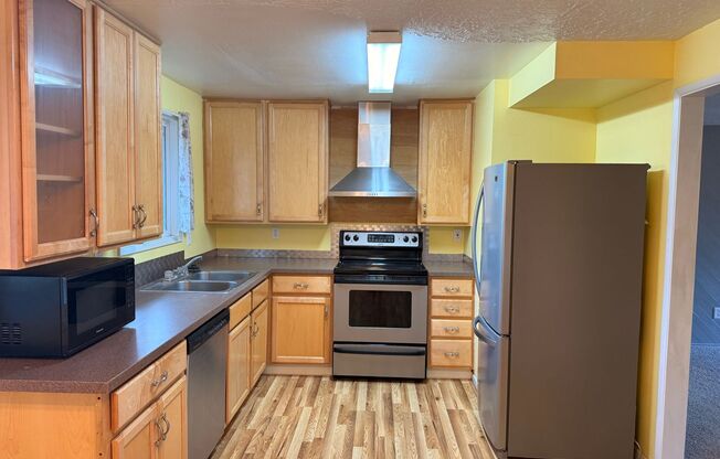 Super Cute Ranch Style 3 Bedroom 2 Bathroom Home!! Bright Kitchen! Fenced Backyard! Garage!