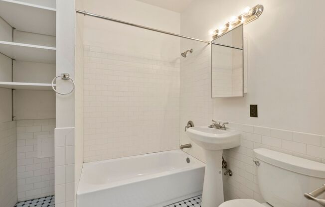 Studio, 1 bath, 359 sqft, $1,325, Unit 404