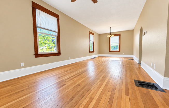 Available NOW! Large 4 bedroom 1 bath house in Dayton's Bluff area!!