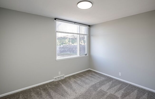 3 beds, 1 bath, $1,195, Unit 15