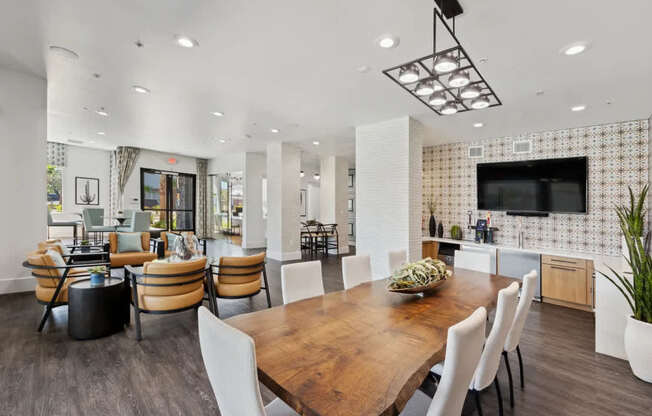 SPACIOUS, TRANQUIL 
LIVING IN HENDERSON