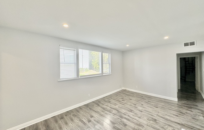 425 N OAKHURST DR