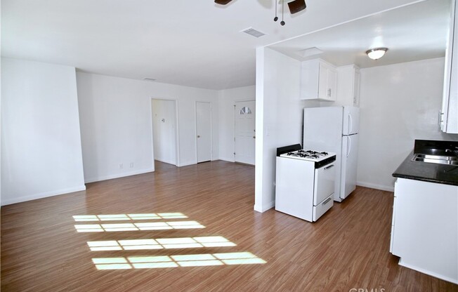 2 beds, 1 bath, 800 sqft, $1,395, Unit 12