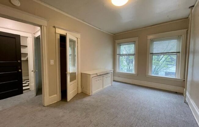 Avenue Building: Centrally located in University District!