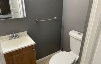 3 beds, 1 bath, $1,300, Unit Unit 2R