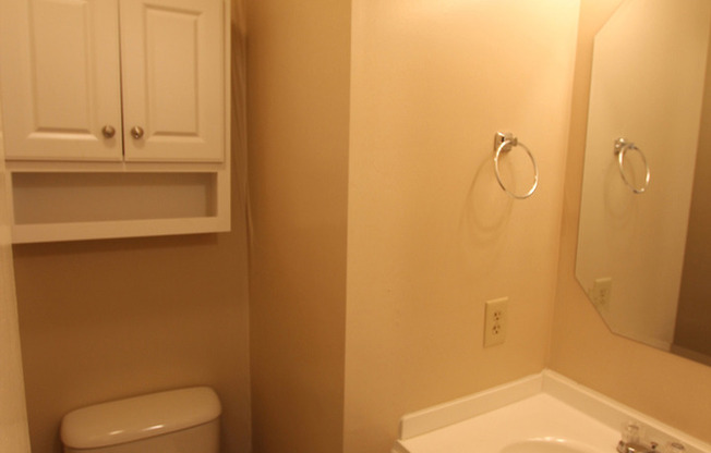 2 beds, 1.5 baths, 787 sqft, $875, Unit 099