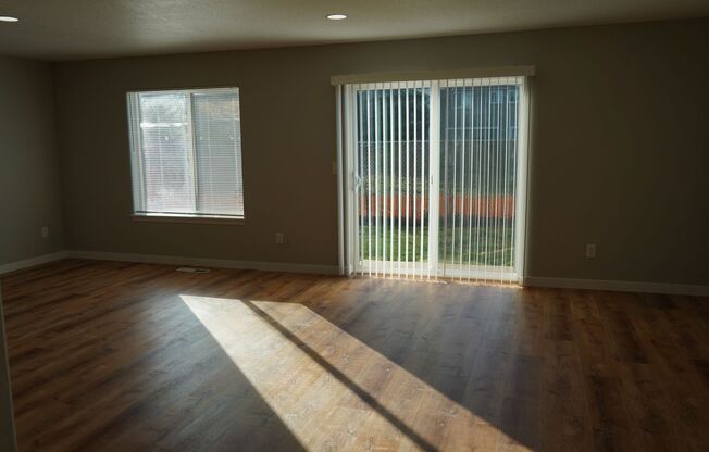 Spacious 3 bedroom Walnut Grove Town House for Lease - 10513 NE 63rd St
