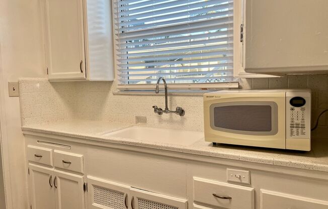 North Park Downstairs One Bedroom Apartment - On-Site Laundry, Centrally Located