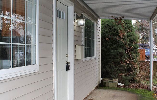 Cutie South Tabor 3 Bedroom Home w/Large Backyard
