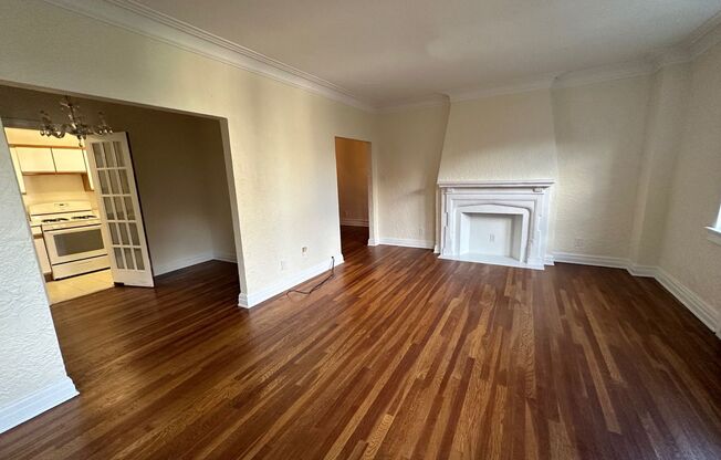 1 bed, 1 bath, 962 sqft, $1,560, Unit New King Edward  208