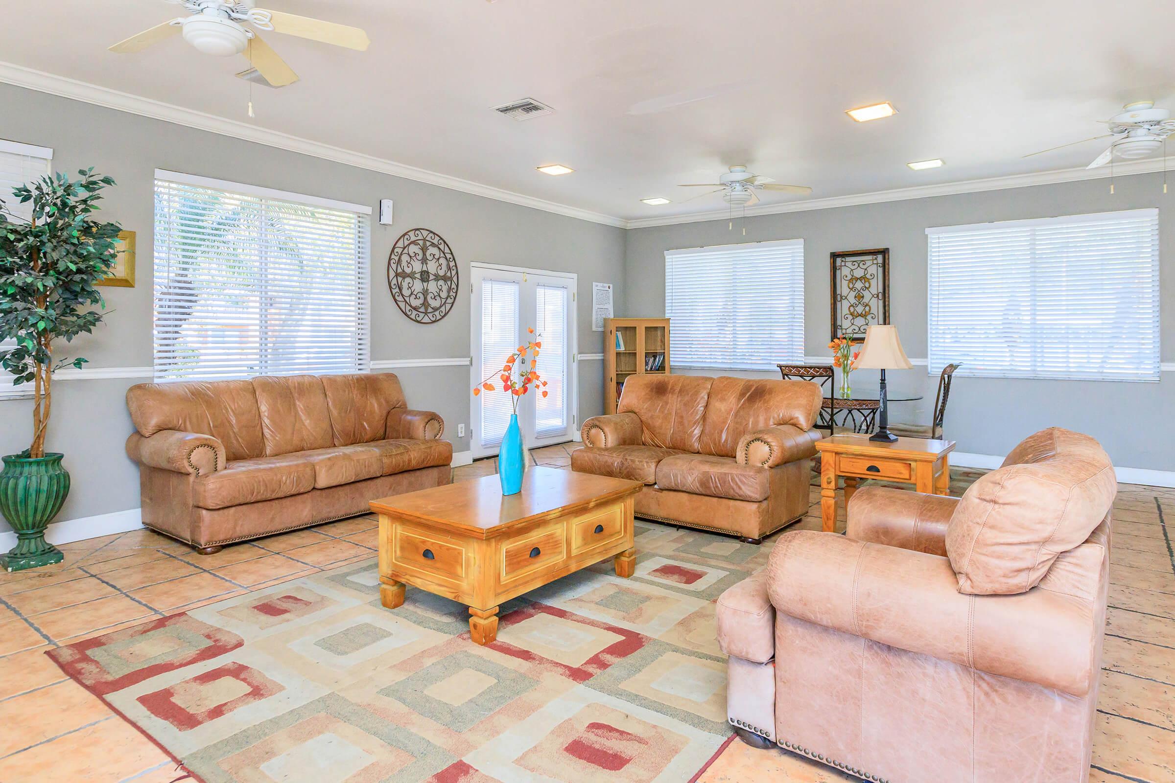 Crown Pointe Apartments - Apartment Living in Tampa, FL