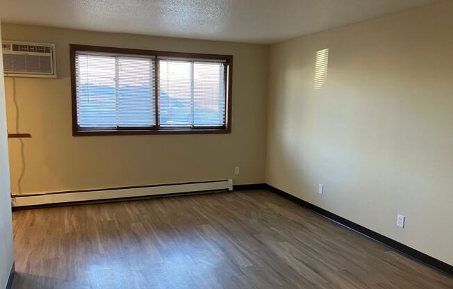 2 beds, 1 bath, $1,400, Unit 8008-105