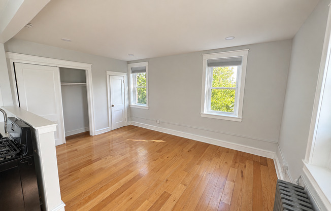 Studio, 1 bath, $1,100, Unit 44