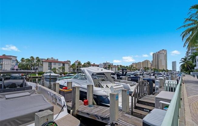 3 beds, 2 baths, $4,300, Unit # 818