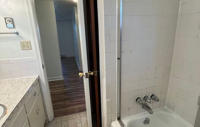 2 beds, 1 bath, 903 sqft, $1,140, Unit M-10