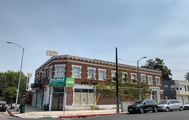 Charming Living in Historic West Adams at 1906 Cimarron Street