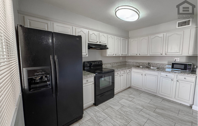 3Bed/2Bath Townhouse at 47th Ave/Maryland Ave! Ready for Immediate Move-In! – FENCED-IN YARD!