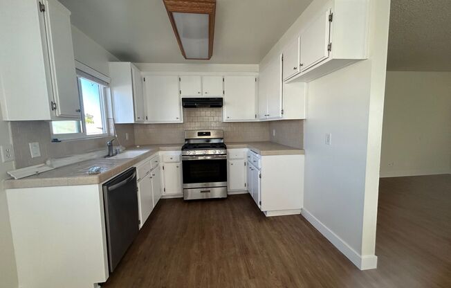 2 beds, 2 baths, $2,375, Unit Unit 4