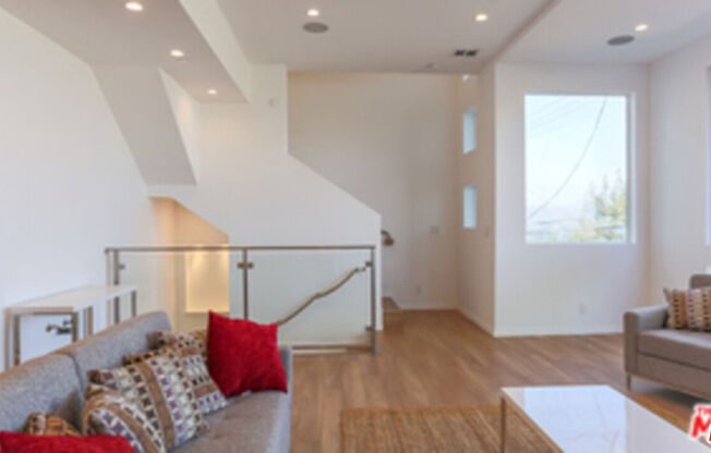 653 CROSS AVE
