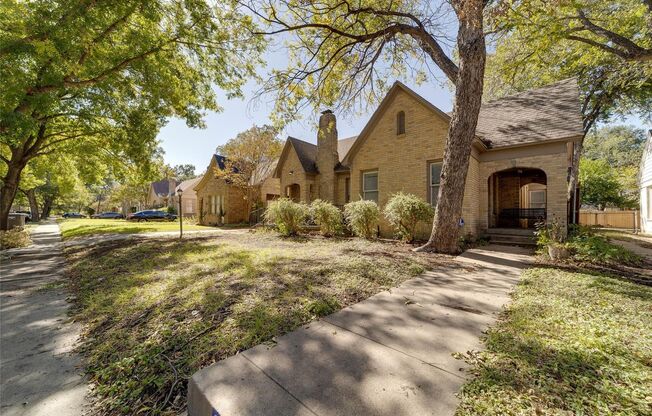 One side of Duplex Available- 2 Bedroom- 1 Bath Tudor Minutes from TCU- 76109