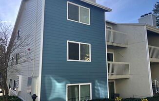 Updated 2 Bedroom Condo in Prime Redmond Location!