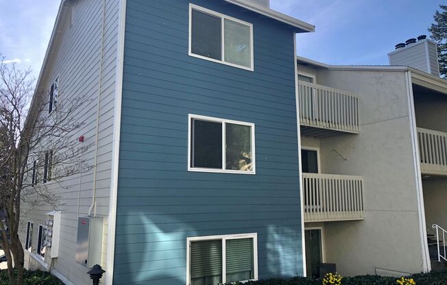Updated 2 Bedroom Condo in Prime Redmond Location!