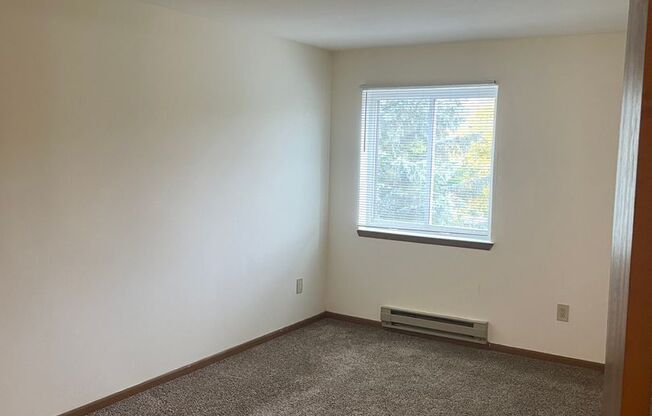 3 beds, 1 bath, 1,040 sqft, $1,695, Unit 3172-303