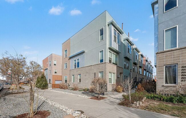 Modern-3 bedroom -3.5 bathroom Townhome in Santa Fe Art District