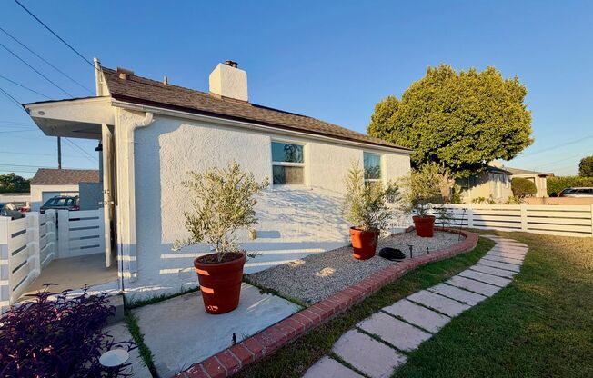 Charming Bright Remodeled 2 bed 1 bath with AC, Private yard!