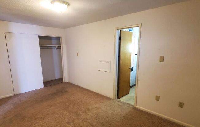 1 bed, 1.5 baths, $590, Unit H