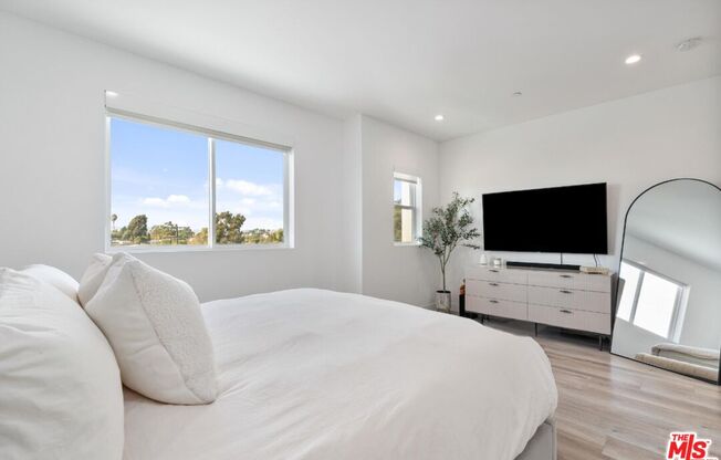 4912 S CENTINELA AVE