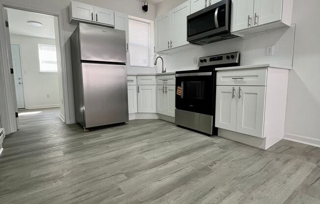 Stunning 3-Bedroom Townhome in Point Breeze! Available NOW!