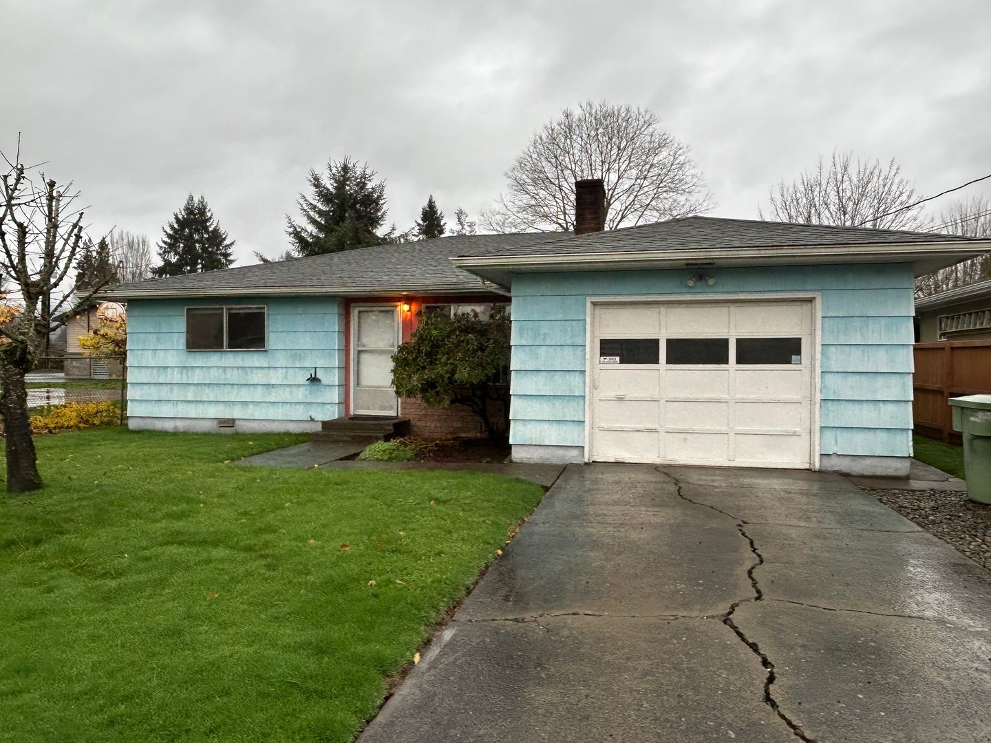 Christmas special: 1/2 off 1st months rent.   Charming 3-Bedroom Ranch Home in a Convenient Location