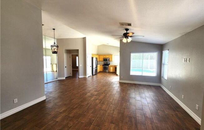 Single-story 3 bedroom home avaible for immedate move-in