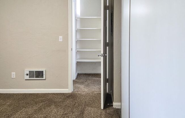 1 bed, 1 bath, 640 sqft, $1,050, Unit 19