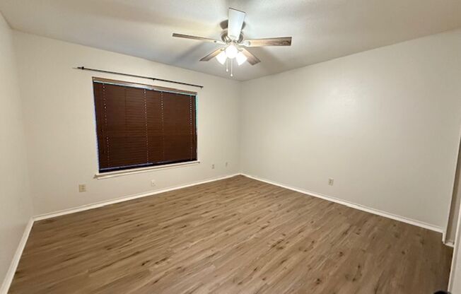 4 Bedroom 2 1/2 Bath Plus Office Near 151 & Ingram