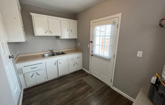 1 bed, 1 bath, 606 sqft, $1,200, Unit A