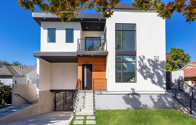 Designer 3 Bed Townhome in Culver City!