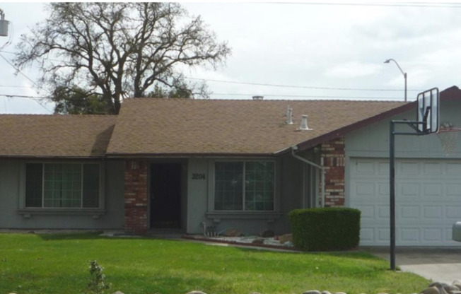 Charming Single Story Home In Ceres, Ca!