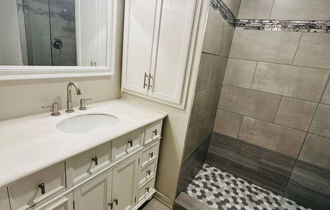 Cozy 2 Bedroom Condo minutes from SMU!